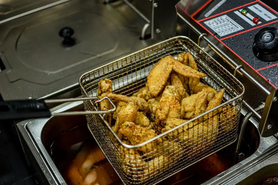 Friteuse air chaud avec livre de recettes PDF affichant des plats cuisinés