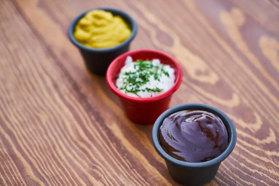 Filet mignon à la moutarde en sauce crémeuse dans une assiette