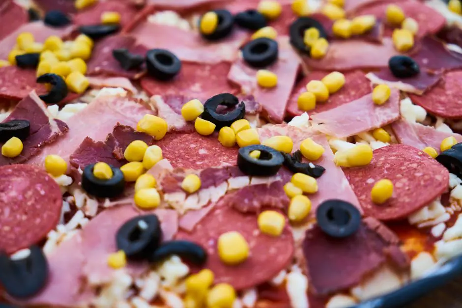 Ingrédients pour un cake aux olives et lardons : olives, lardons, oeufs, farine et beurre