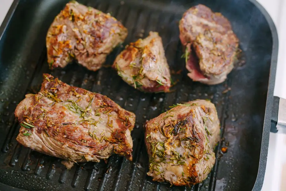 gigot d'agneau rôti au four doré avec herbes aromatiques et légumes