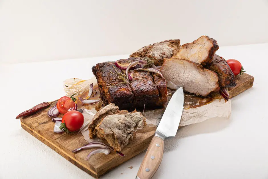 Rôti de porc doré et cuit parfaitement dans une friteuse air fryer