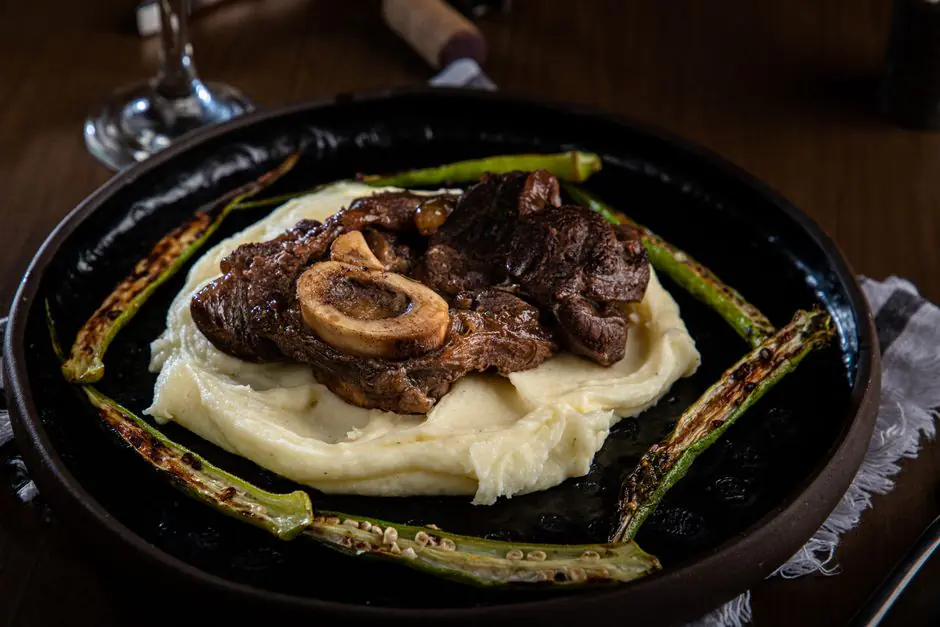Plat de hachis parmentier doré au fromage en sortie du four