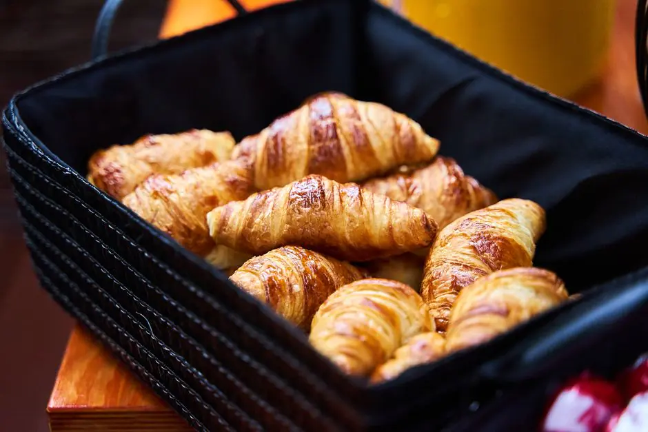 Boulanger artisan travaillant la pâte à pain dans sa boulangerie traditionnelle