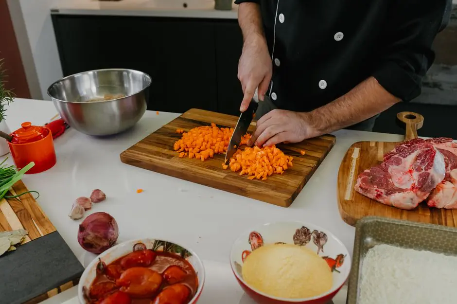 Préparation d'une salade complète avec œufs durs, tomates et fromage frais pour un repas équilibré