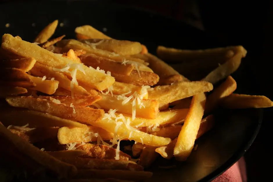 Pommes de terre croustillantes au four dorées avec herbes fraîches